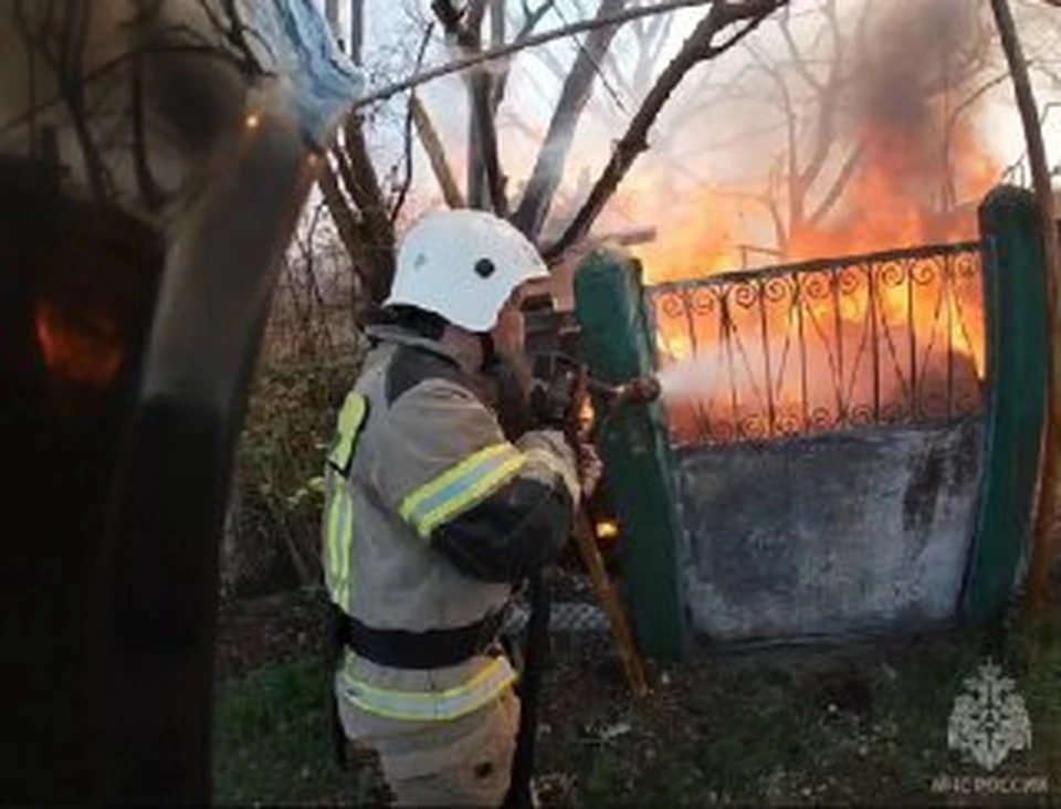 Под Феодосией загорелась хозпостройка. Фото: ГУ МЧС по РК