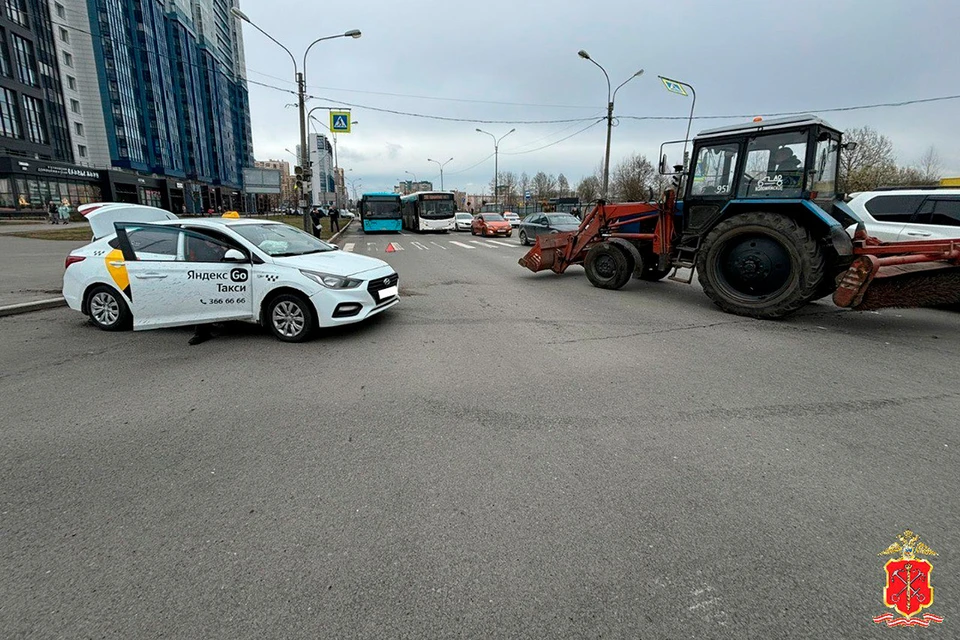 Два ребенка пострадали в ДТП с трактором и такси на улице Оптиков в Петербурге. Фото: t.me/spb_police78