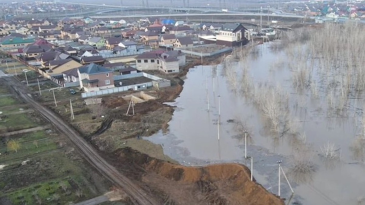 Жители поселка Перовский в Оренбуржье сами построили дамбу и спаслись от  паводка - KP.RU