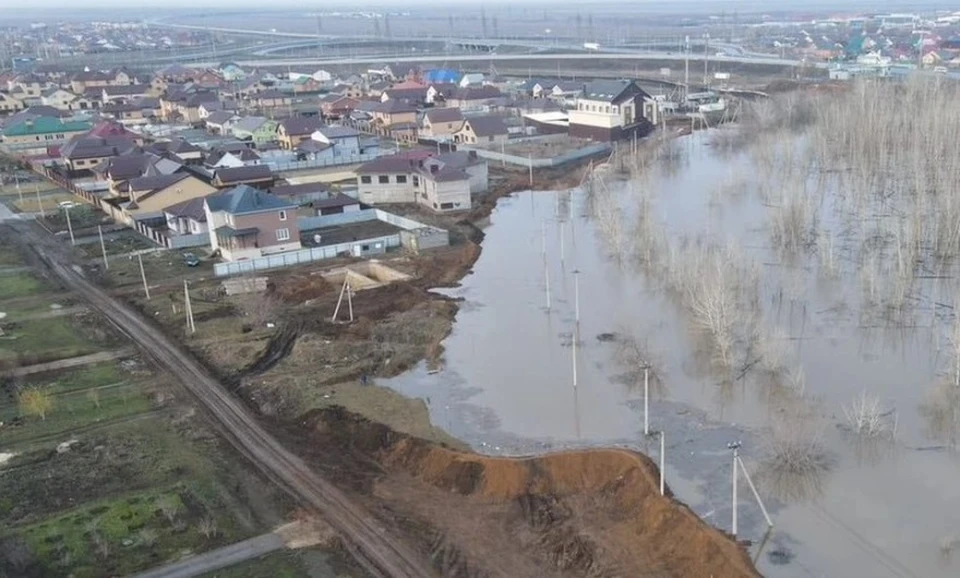 Жители поселка Перовский в Оренбуржье соорудили дамбу и спаслись от наводнения Фото: соцсети
