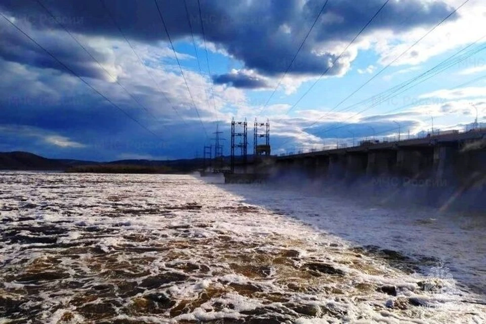 На Жигулевской ГЭС начались сбросы воды