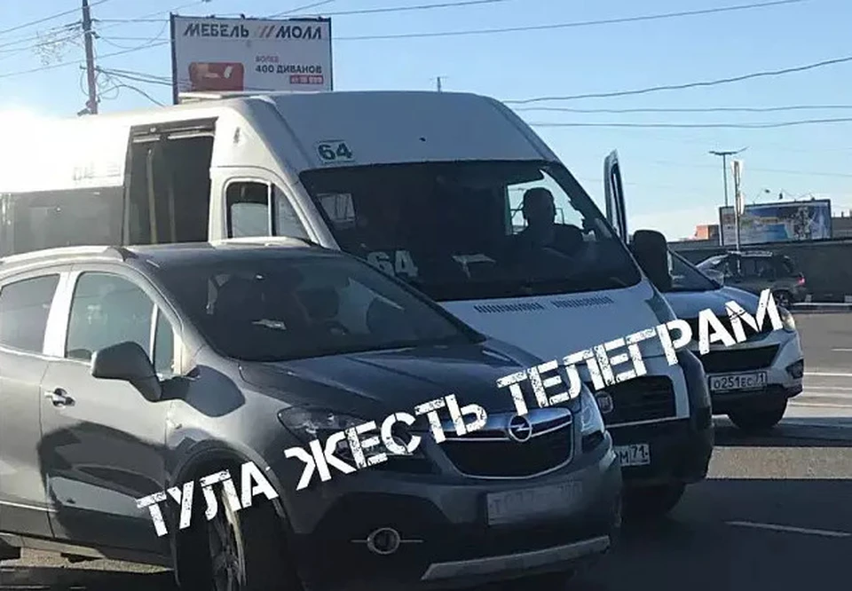 В Туле на улице Луначарского столкнулись маршрутный микроавтобус и автомобиль Opel. Фото: "Тула Жесть".