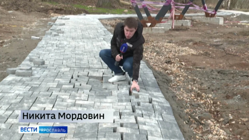 Местные жители жалуются на состояние плитки, которая после зимы начала расходиться