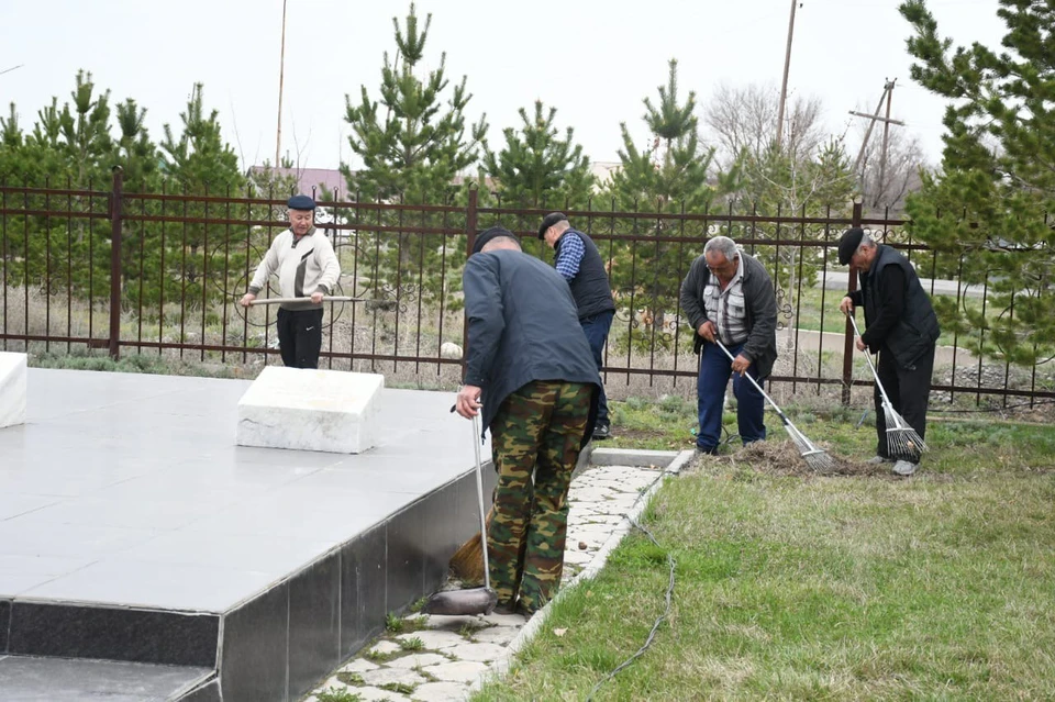 Ветераны убираются в Парке Победы.