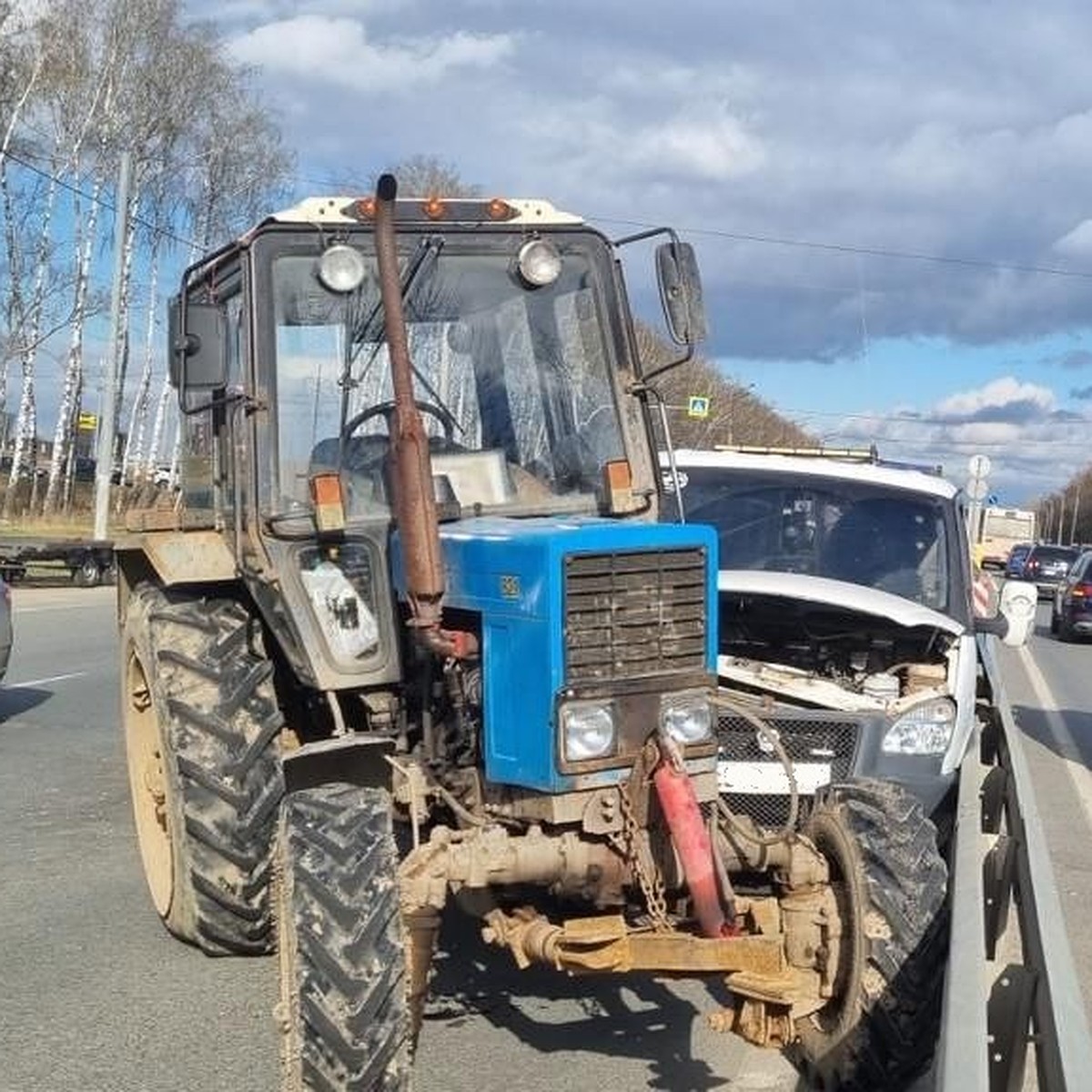 Во Владимире на трассе Р-132 трактор столкнулся с грузовой машиной - KP.RU