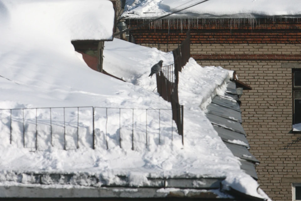 Снег и наледь на крыше дома