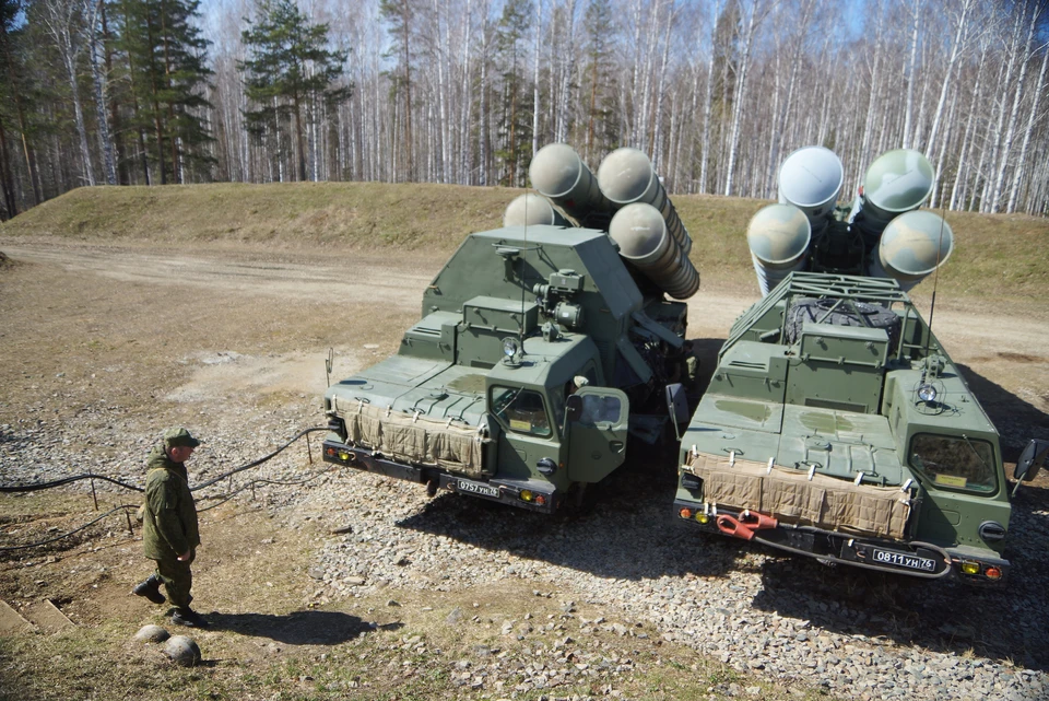 Российские расчеты ПВО пресекли атаку ВСУ реактивными снарядами на Белгородскую область.