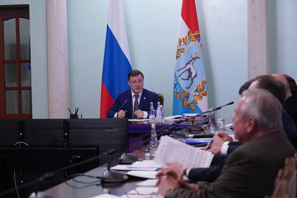 Губернатор Дмитрий Азаров 17 апреля провел совещание на тему пересмотра цен на обслуживание газового оборудования. Фото: Юлия Рубцова (информационное агентство СОВА sovainfo.ru)