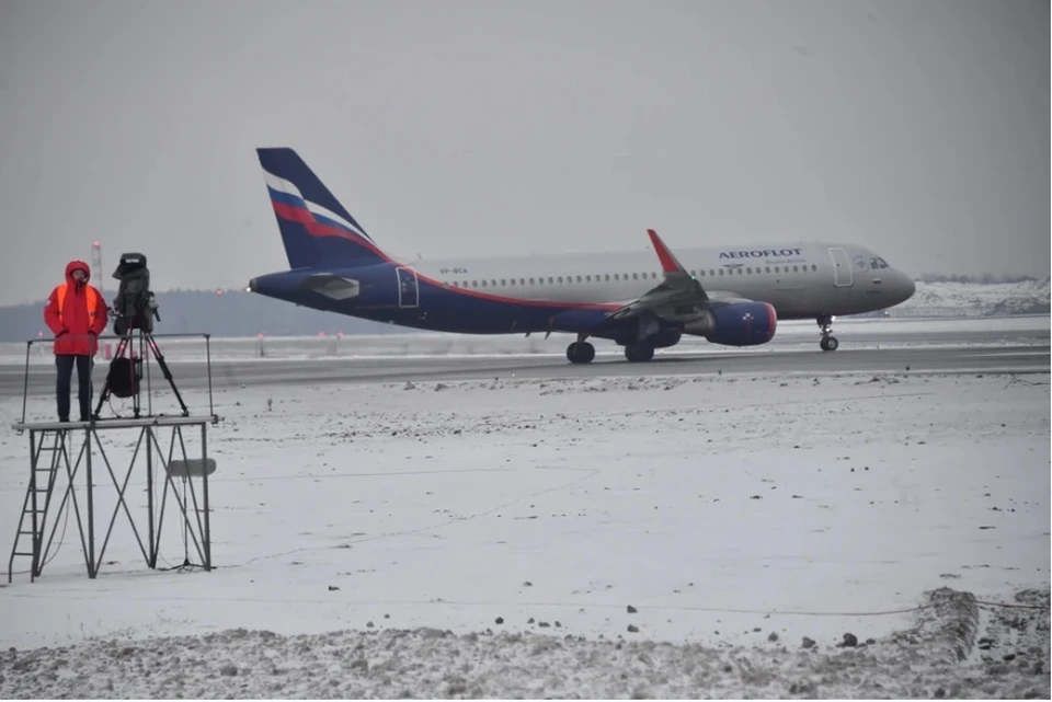 СК: в аэропорту Якутска автомобиль врезался в самолет Sukhoi SuperJet