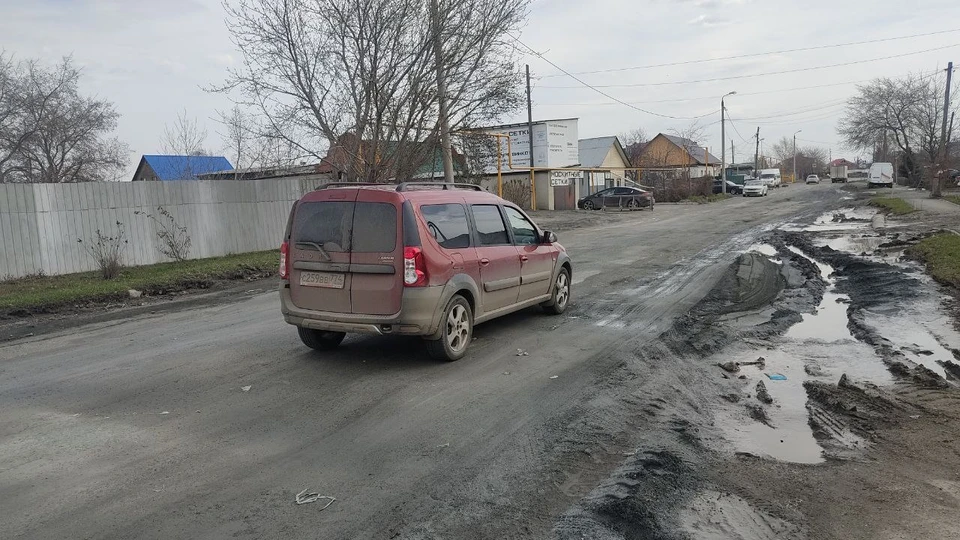 По улице Салтыкова большой поток маршруток и автобусов