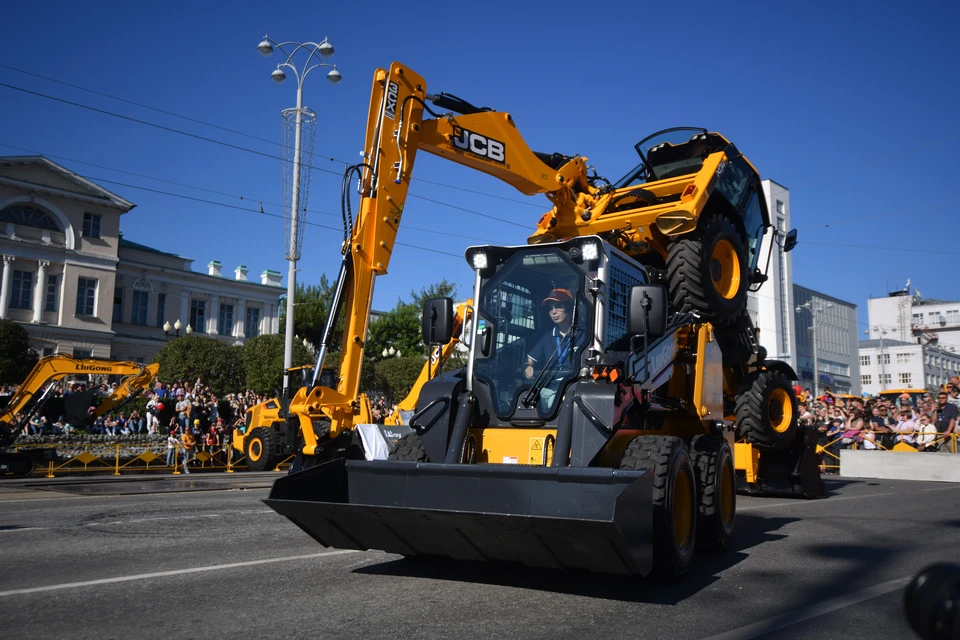В День строителя в 2023 году транспорт весом более 3,5 тонн не допускался на территорию исторического сквера, заявил президент Гильдии строителей Урала