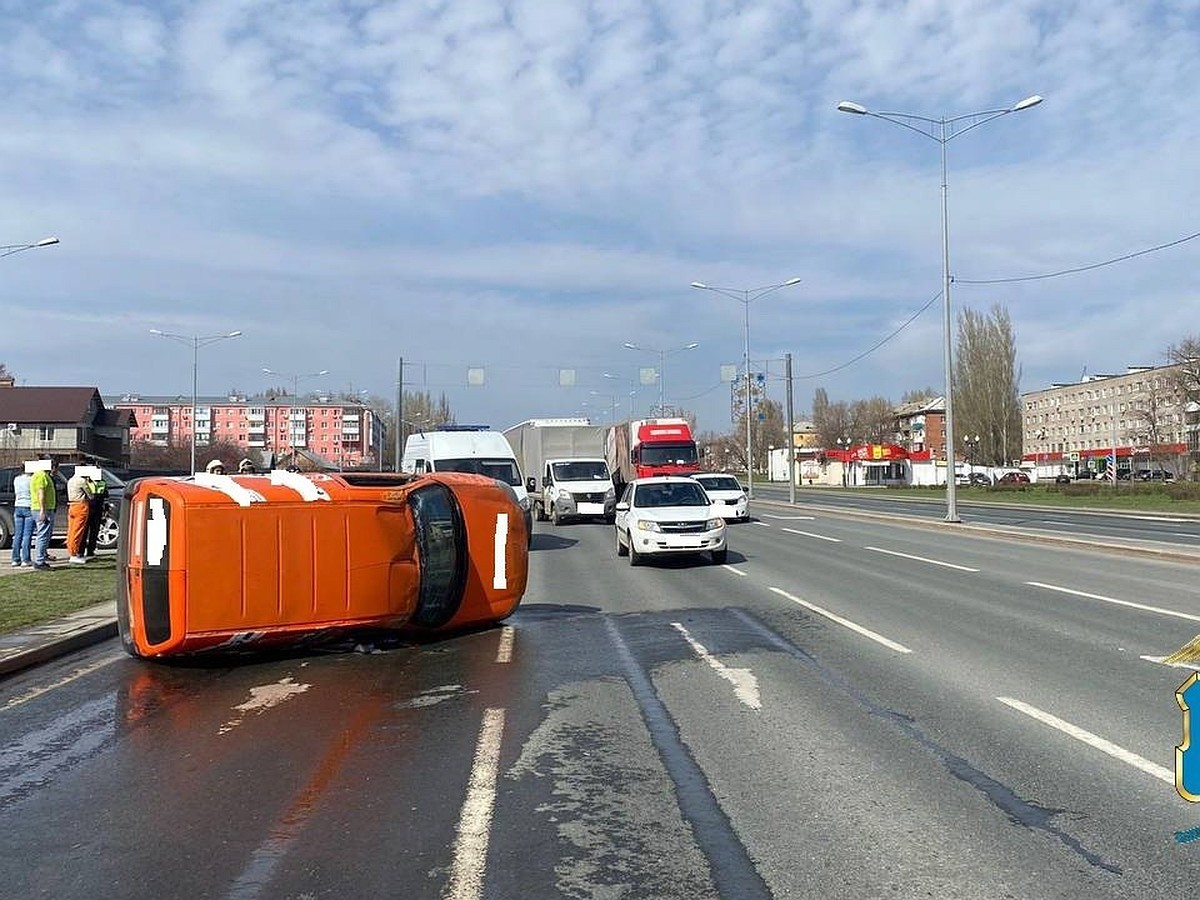 В Самаре из-за аварии иномарка перевернулась на бордюре - KP.RU