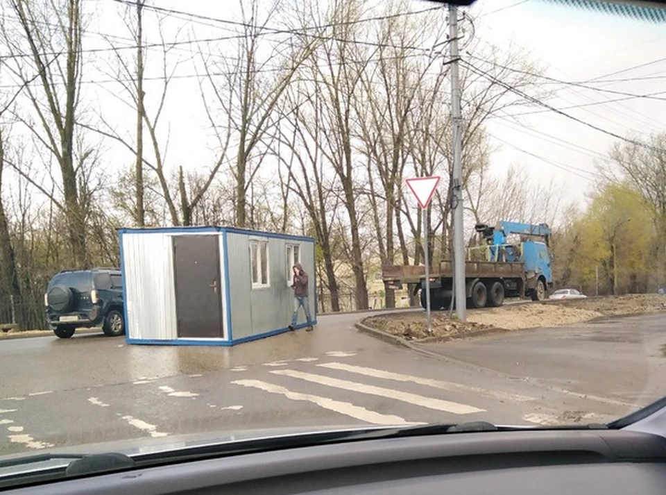 На улице Кутузова в Туле погрузчик-манипулятор «потерял» строительный вагончик. Фото: «Тула №1. Пролетарский район».
