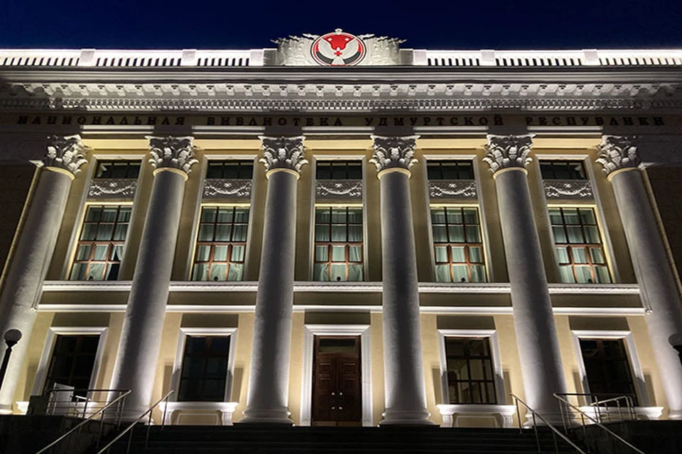 Национальная библиотека УР ночью. Фото: Ульяна Колмогорова