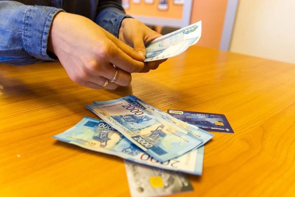 Покупательница рассчиталась с продавцом бумажками в виде российских рублей. Фото используется в качестве иллюстрации