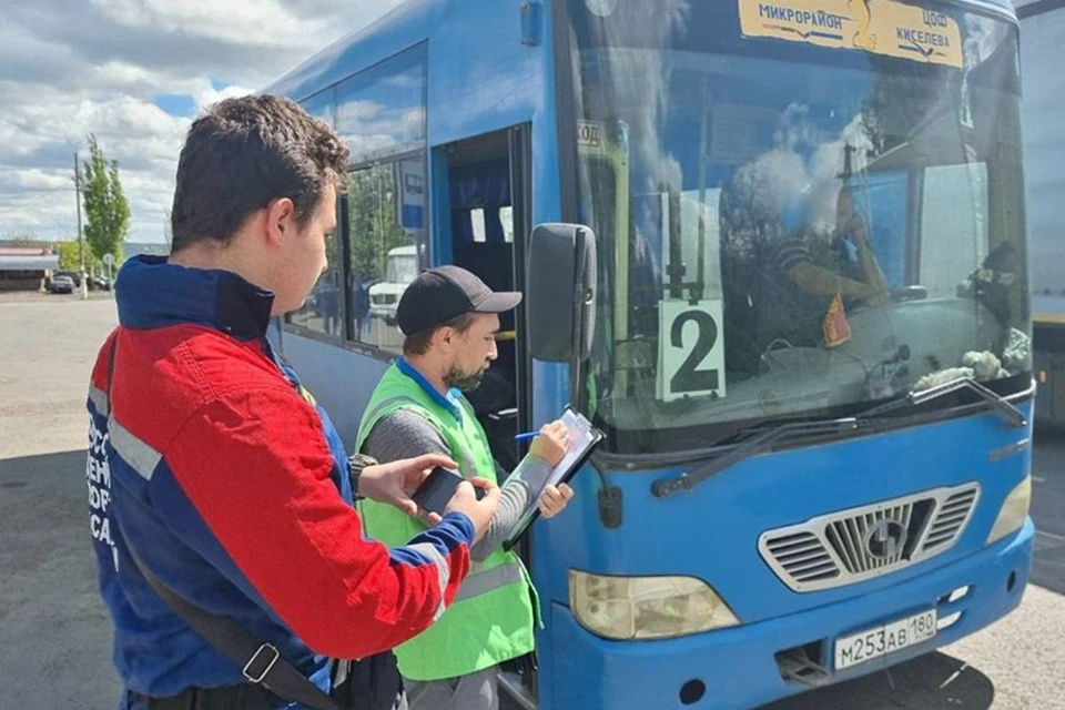 Сотрудники Минтранса ДНР провели мониторинг общественного транспорта в Торезе. Фото: Минтранс ДНР