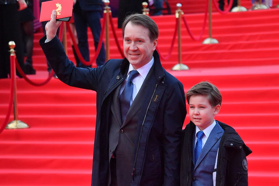 Настоящей сенсацией стало появление на кинофестивале 57-летнего актёра Евгения Миронова, впервые показавшего своего сына Петра