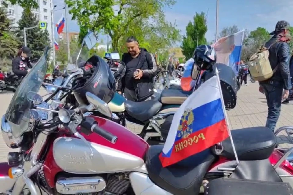 Десятки мощных байков, мотоциклов и мопедов выстроились в самом центре города - на Театральной площади перед драмтеатром, чтобы принять участие в зрелищном заезде