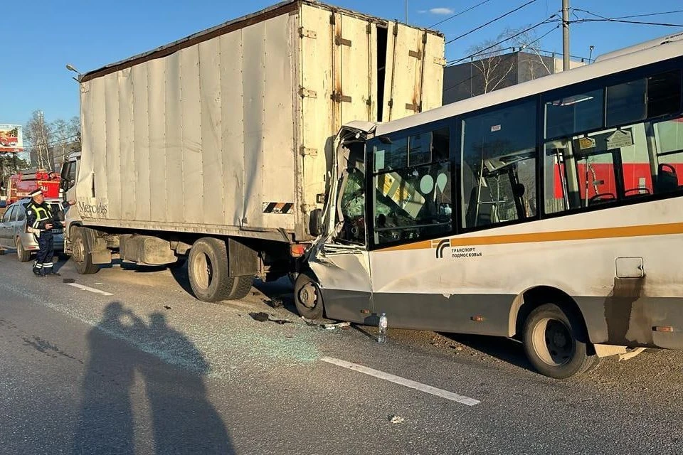 10 человек пострадали в ДТП автобуса с грузовиком в Подмосковье