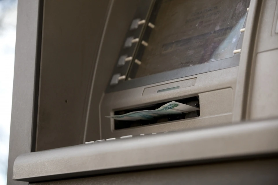 Пенсионерка лично носила деньги в банкомат, чтобы перевести на счета мошенников.