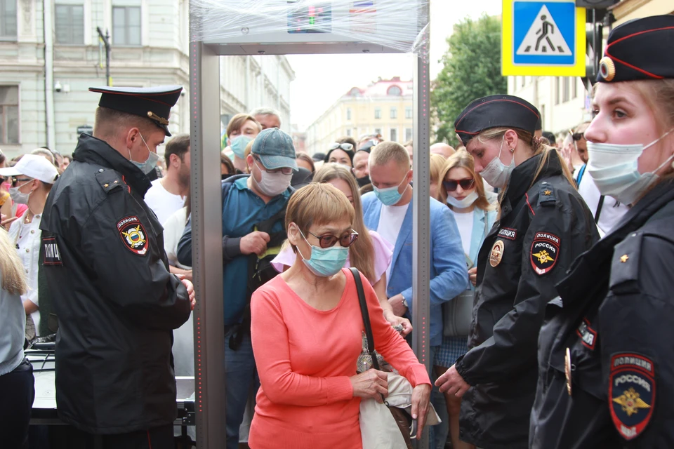 Контроль безопасности усилили при проведение общественных мероприятий в Петербурге.