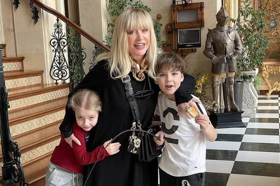 Алла Пугачева с детьми Гарри и Лизой. Фото: соцсети.