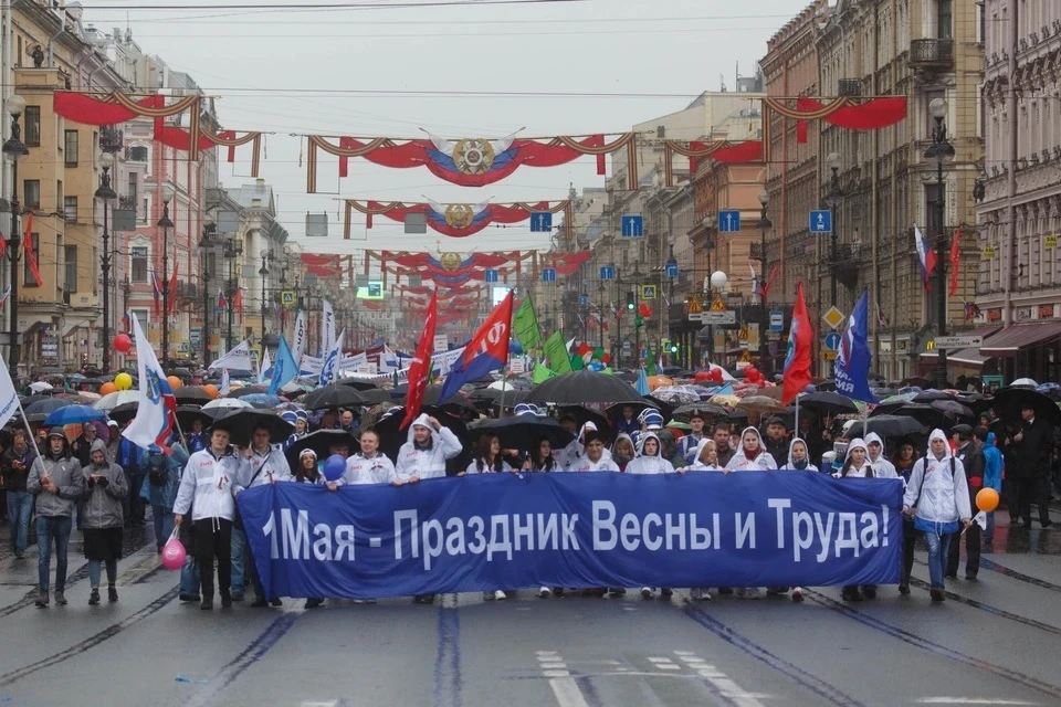 Вместо праздничного шествия во всех муниципалитетах края организуют торжественные собрания трудовых коллективов.