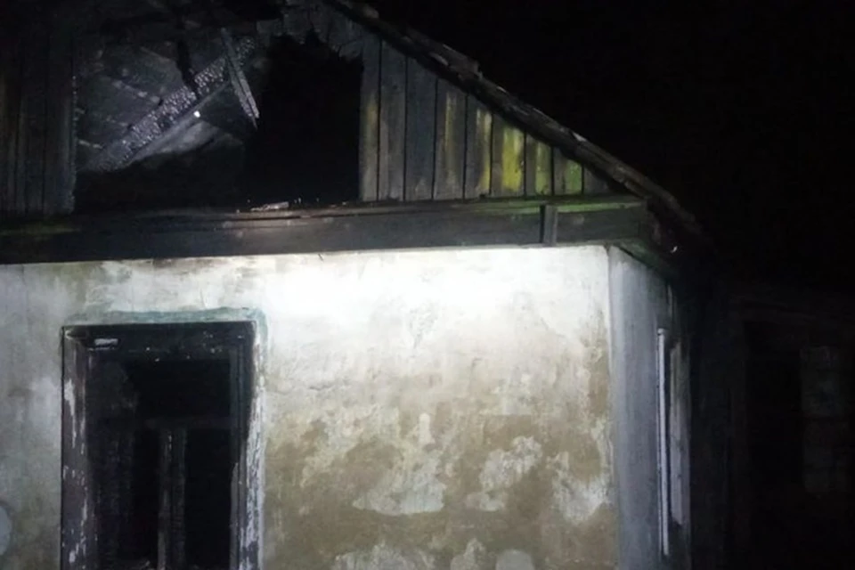 В Суходольске на улице Шоссейная в дворе частного дома горела летняя кухня. Фото - МЧС ЛНР