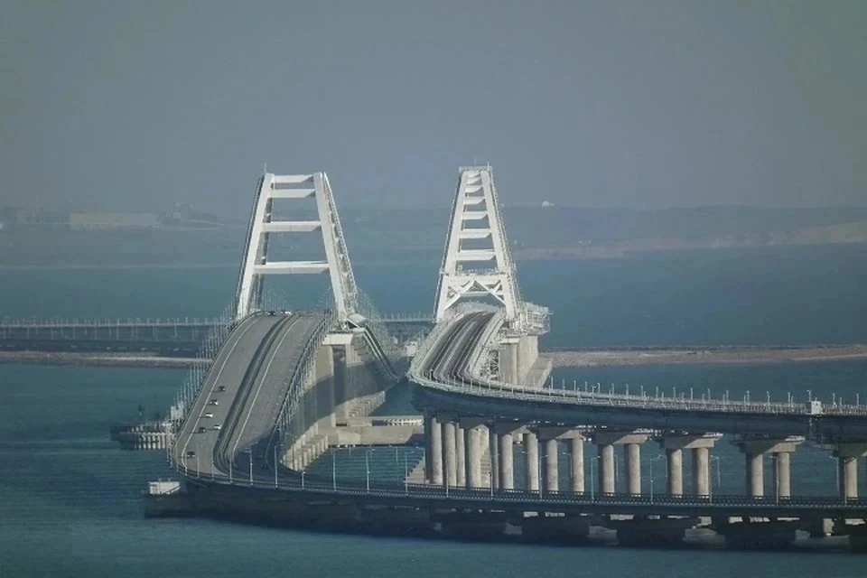 Перед Крымским мостом второй час стоит очередь