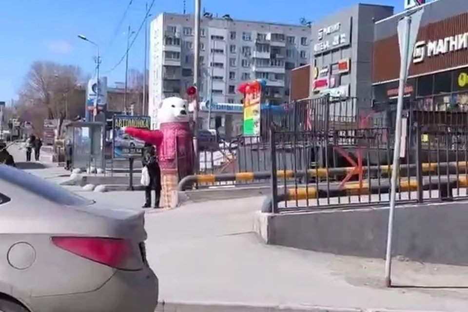 В Новосибирске жители улицы Кропоткина пожаловались на громкую рекламу. Фото: стоп-кадр