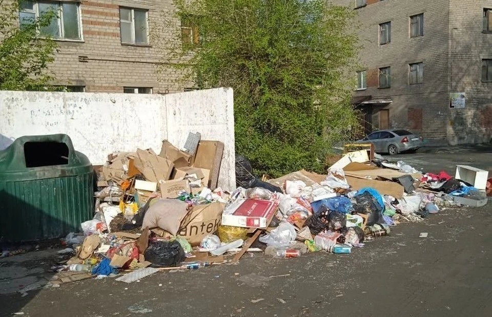После паводка жители Оренбурга жалуются на образовавшиеся на дорогах кучи мусора