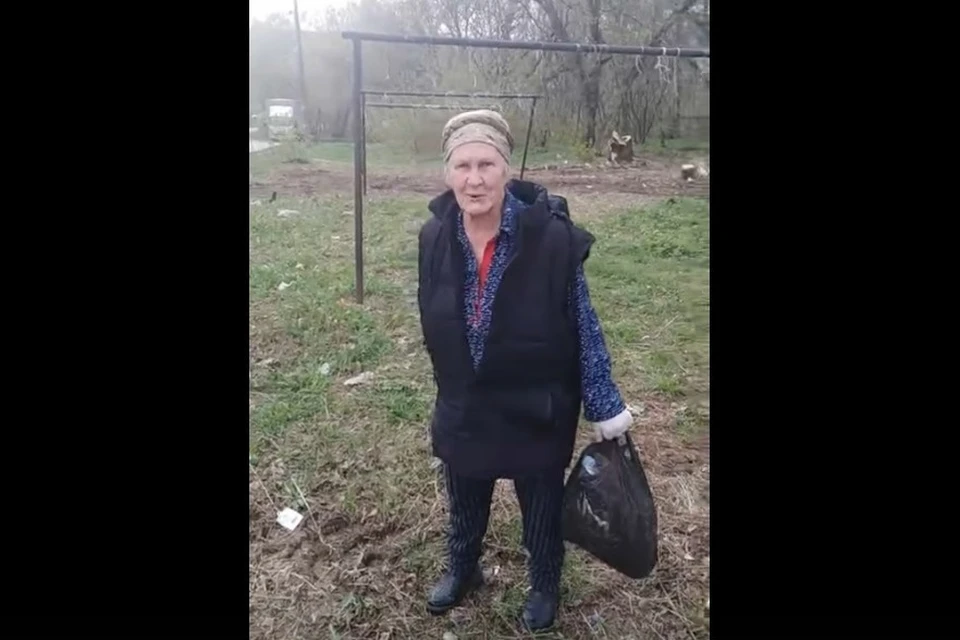 85-летняя бабушка в одиночку убирает мусор на улицах поселка Строитель