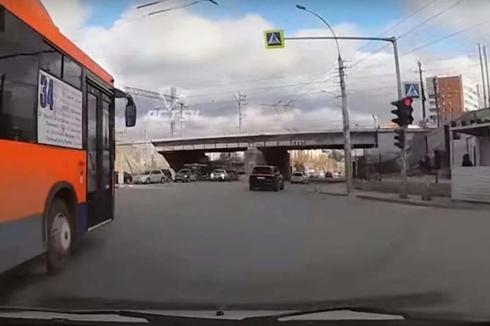 Водители автобусов заплатят штраф за проезд на красный сигнал светофора. Фото: видеорегистратор/АСТ-54