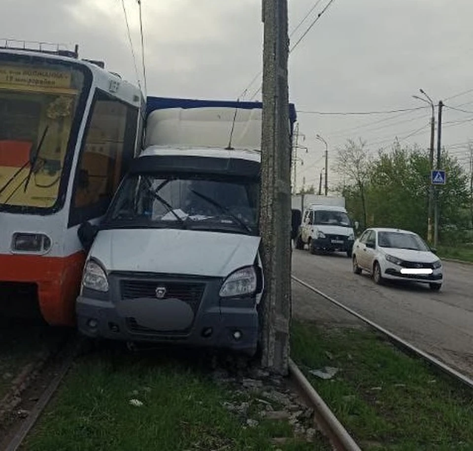 В Ульяновске «Газель» вылетела на пути, снесла столб и остановила движение  трамваев - KP.RU