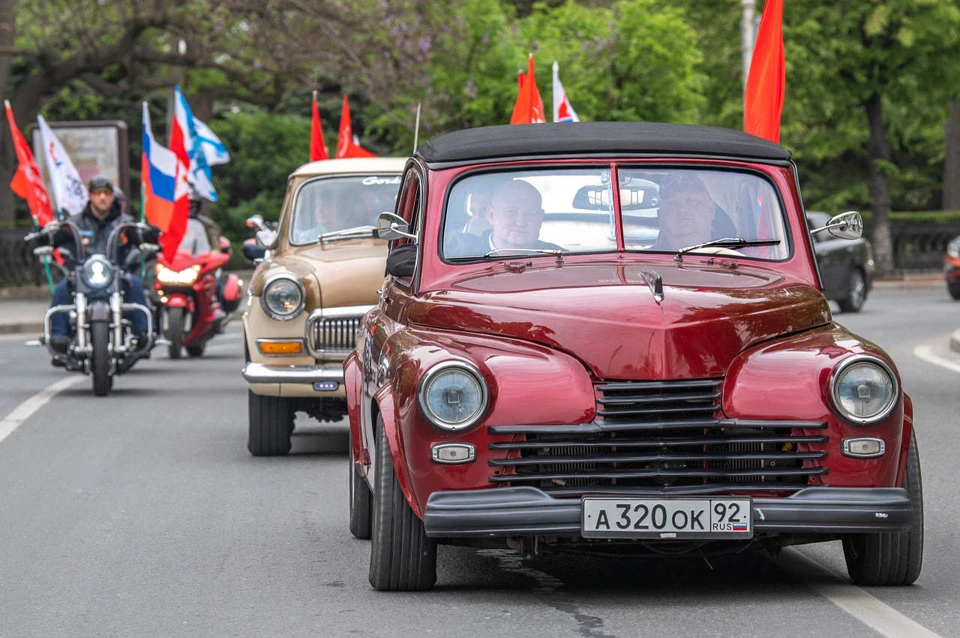 Участники автопробега проехали два круга по Центральному городскому кольцу. Фото: Садовникова Анна, пресс-служба губернатора Севастополя.
