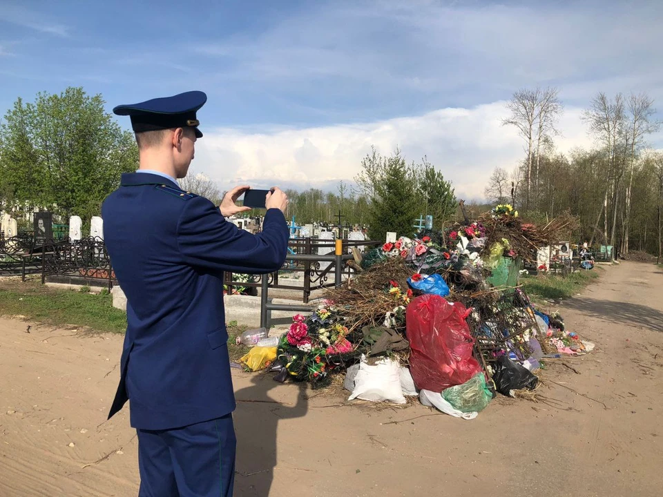 В Димитровграде прокуроры нашли на местном кладбище 20 мусорных свалок | ФОТО: прокуратура Ульяновской области