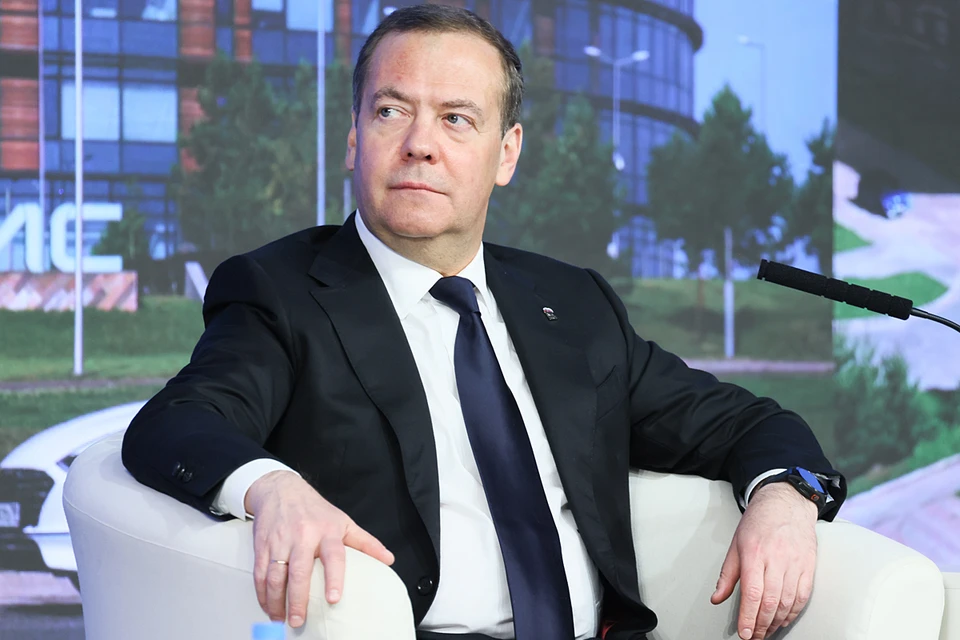 Медведев заявил, что на сегодняшний день РФ вновь ведет решительный бой с нацизмом