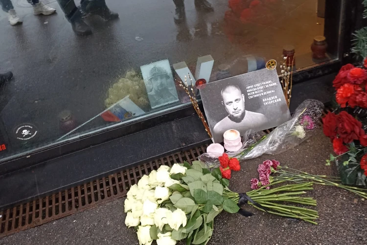 «Спасибо жене, что продолжает его дело»: В день рождения военкора Татарского выжившие в теракте в Петербурге почтили его память