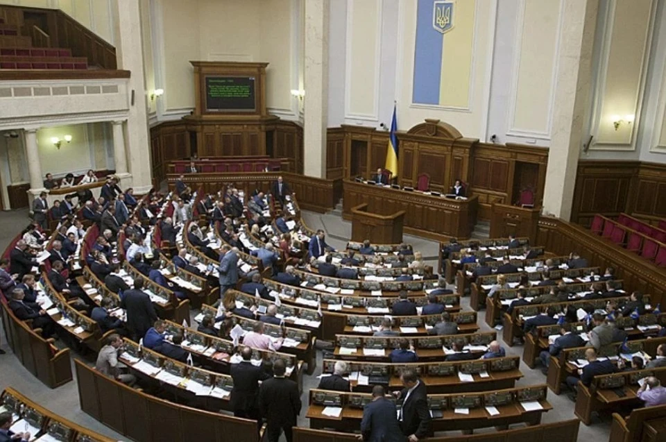 Страна.ua: украинцев будут увольнять за умалчивание о живущих в РФ родственниках