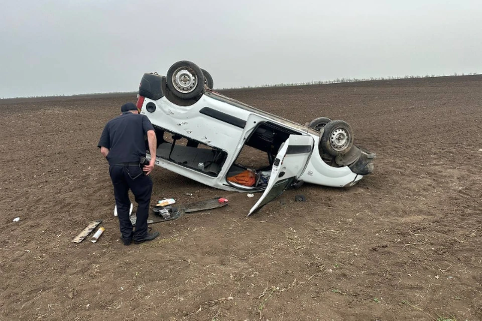 водитель и пассажир автомобиля RENAULT KANGOO с травмами различной степени тяжести были доставлены в медицинское учреждение. ФОТО: Госавтоинспекция Запорожской области