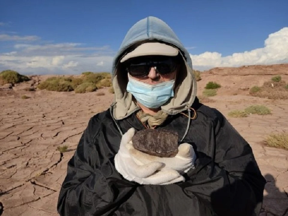 Тимур Крячко в пустыне Атакама с очередным метеоритом. Фото - архив Тимура Крячко.
