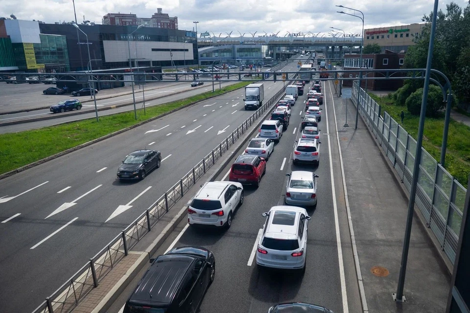 Петербург встал в восьмибалльных пробках вечером 26 апреля.
