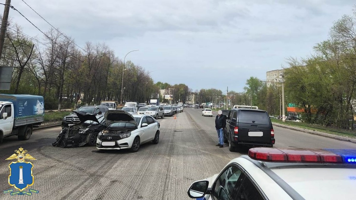 В Ульяновске в ДТП на Пушкарева с участием 3 машин пострадала  женщина-пассажир - KP.RU