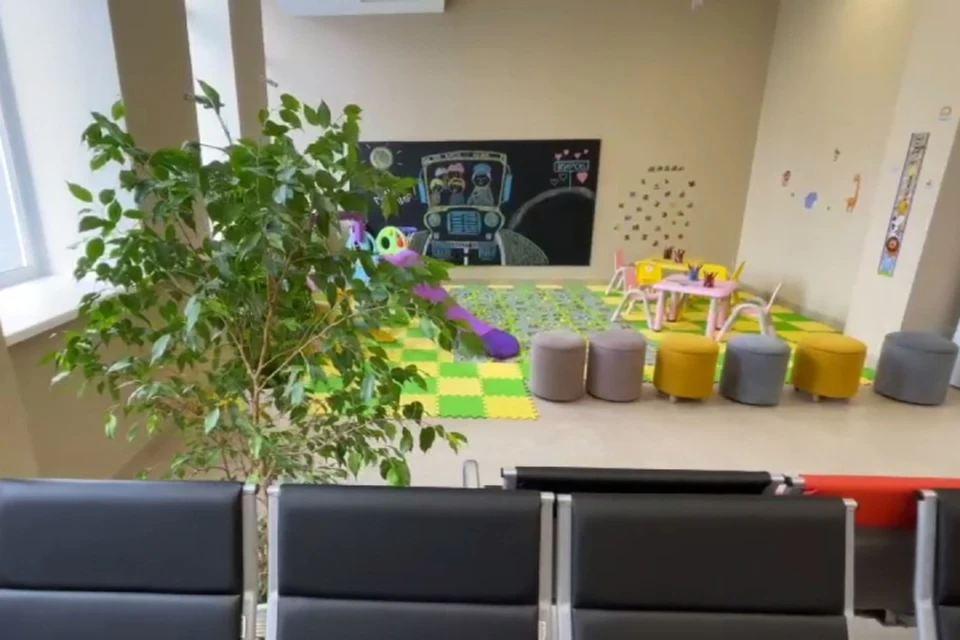 В зале оборудовали игровую, комнату матери и ребенка, заменили скамейки и так далее. Фото: правительство Кировской области