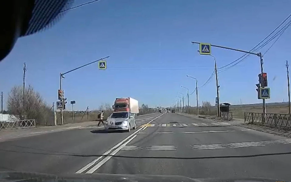 Иномарка пролетела на красный, едва не сбив пешехода, который не видел ее из-за стоящей фуры. Фото: Подслушано в Ярославле.