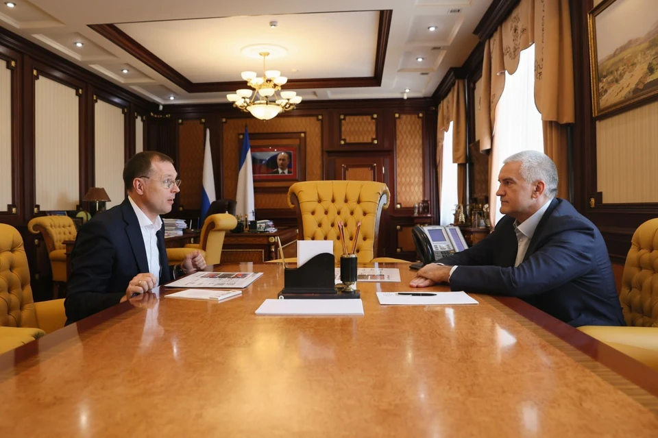 Константин Федоренко и Сергей Аксенов. Фото: rk.gov.ru