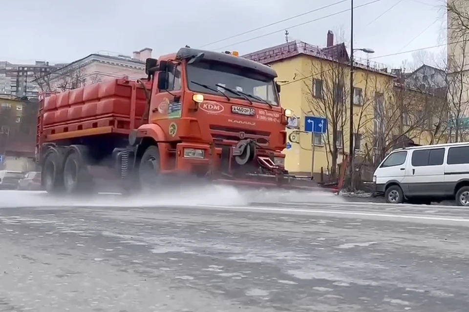 В Мурманске уже второй год применяют для уборки основных дорог специальный шампунь. Фото: скриншот видео / Администрация города Мурманска