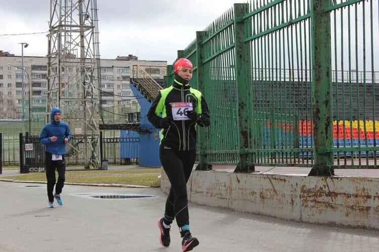 «За неделю пробегала 400 километров»: многодетная мать из Тюмени пробежала 24-часовой марафон