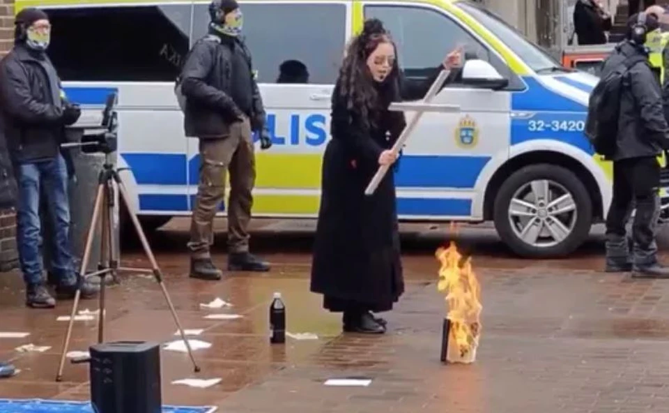 В Швеции женщина сожгла священную книгу мусульман под охраной полиции