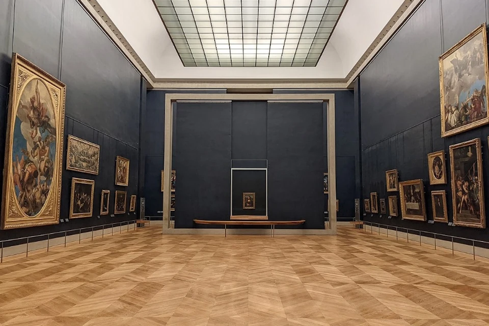 Нормально полюбоваться «Джокондой», привлекающей 80% посетителей Лувра, не получится. Фото: wikimedia.org